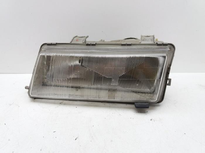 Używane Reflektor lewy Saab 9000 CS 2.0i 16V CS,CSE Cena € 40,00 Procedura marży oferowane przez Auto Demontage Elferink B.V.