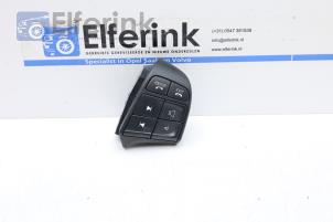 Usados Interruptor de mando de volante Volvo V70 (BW) 2.4 D5 20V Precio € 30,00 Norma de margen ofrecido por Auto Demontage Elferink B.V.