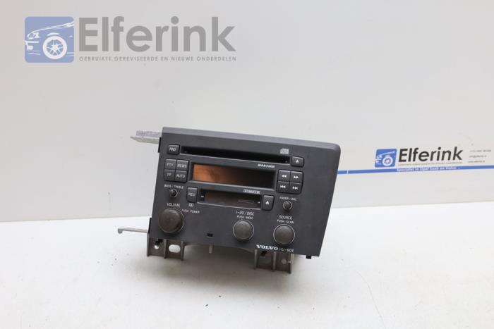 Radio CD player from a Volvo XC70 (SZ) XC70 2.4 T 20V 2001