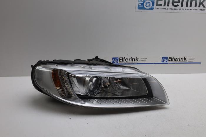 Używane Reflektor prawy Volvo S80 (AR/AS) 2.0 D4 16V Cena € 400,00 Procedura marży oferowane przez Auto Demontage Elferink B.V.