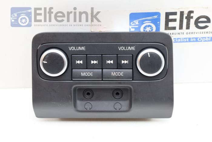 Radio control panel from a Volvo XC60 I (DZ) 2.4 D5 20V 205 AWD 2009