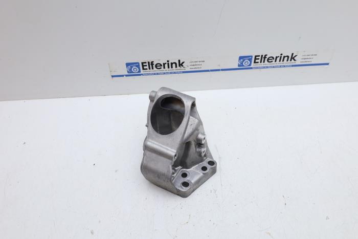 Used Engine mount Volvo V90 II (PW) 2.0 B5 Mild Hybrid Geartronic 16V Price € 25,00 Margin scheme offered by Auto Demontage Elferink B.V.
