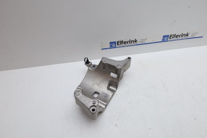 Usagé Support dynamo bas Volvo V90 II (PW) 2.0 B5 Mild Hybrid Geartronic 16V Prix € 40,00 Règlement à la marge proposé par Auto Demontage Elferink B.V.