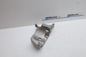 Usados Soporte a la dinamo inferior Volvo V90 II (PW) 2.0 B5 Mild Hybrid Geartronic 16V Precio € 40,00 Norma de margen ofrecido por Auto Demontage Elferink B.V.