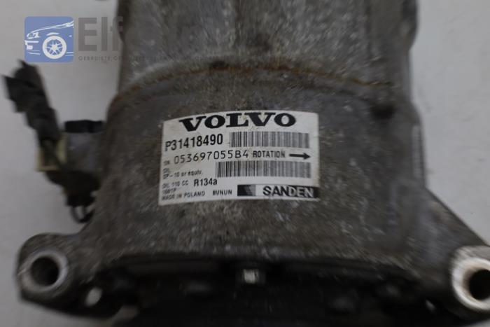 Air conditioning pump from a Volvo V60 Cross Country I (FZ) 2.4 D4 20V AWD 2016