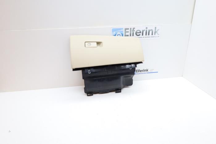 Begagnade Handskfack Volvo V70 (BW) 2.5 T 20V Pris € 40,00 Marginaltabell erbjuds av Auto Demontage Elferink B.V.