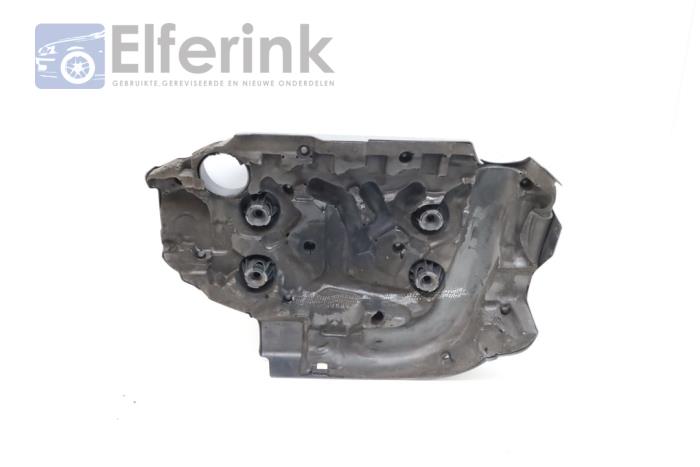Engine cover from a Volvo V70 (BW) 2.4 D5 20V 205 2011