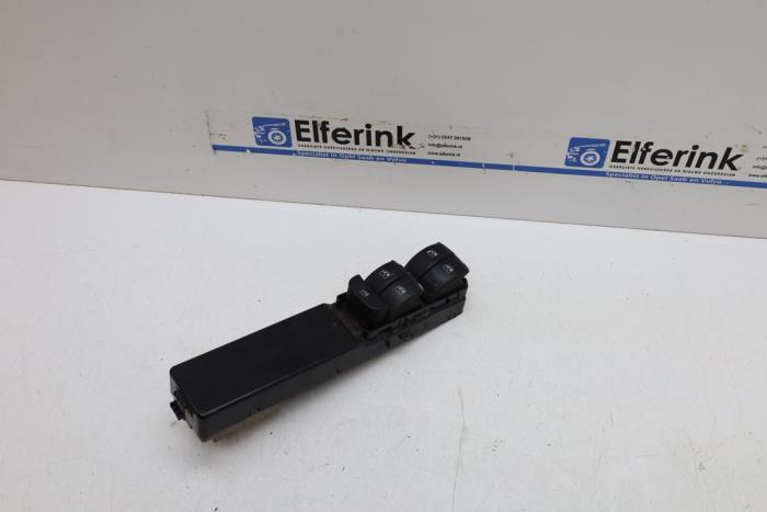 Usados Interruptor de ventanilla eléctrica Saab 9-3 Sport Estate (YS3F) 2.0t 16V Precio € 40,00 Norma de margen ofrecido por Auto Demontage Elferink B.V.