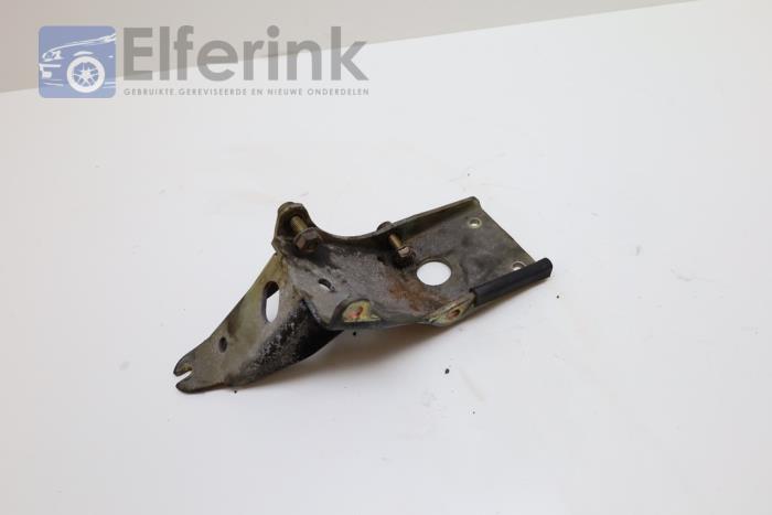 Air conditioning bracket from a Saab 900 I Combi Coupé 2.0 Turbo 16V 1992