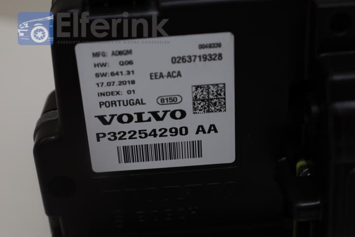 Compteur d'un Volvo V60 II (ZW) 2.0 D3 16V 2019