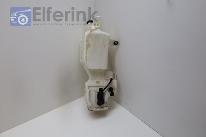 Front windscreen washer reservoir from a Volvo V60 II (ZW) 2.0 D3 16V 2019