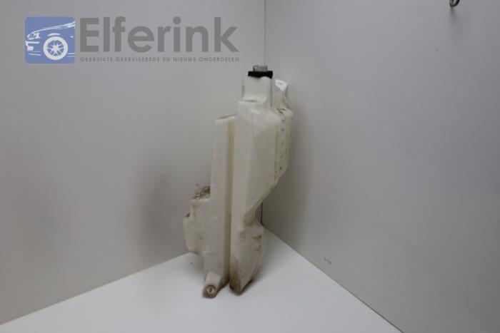 Front windscreen washer reservoir from a Volvo V60 II (ZW) 2.0 D3 16V 2019