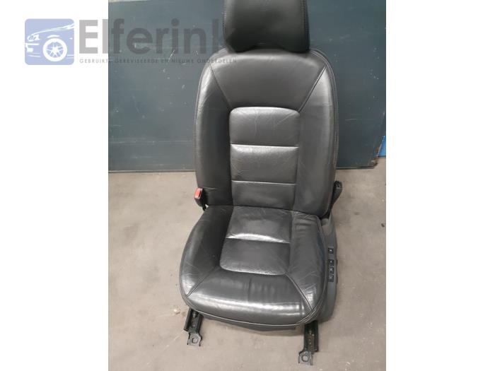 Seat, left from a Volvo XC70 (BZ) 2.4 D5 20V AWD 2008