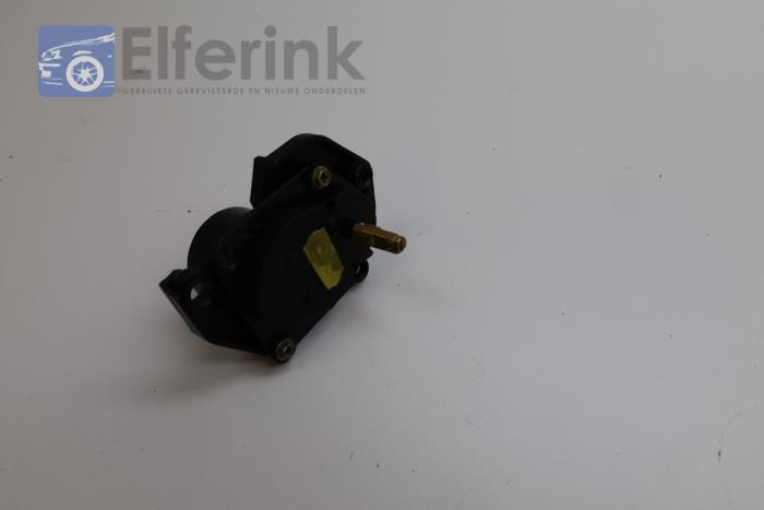 Electric heater valve from a Saab 9-5 (YS3E) 2.3t 16V 2001