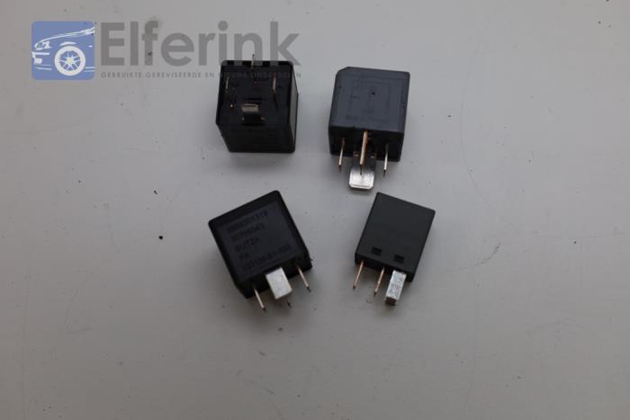 Relay from a Volvo V60 II (ZW) 2.0 D3 16V 2019