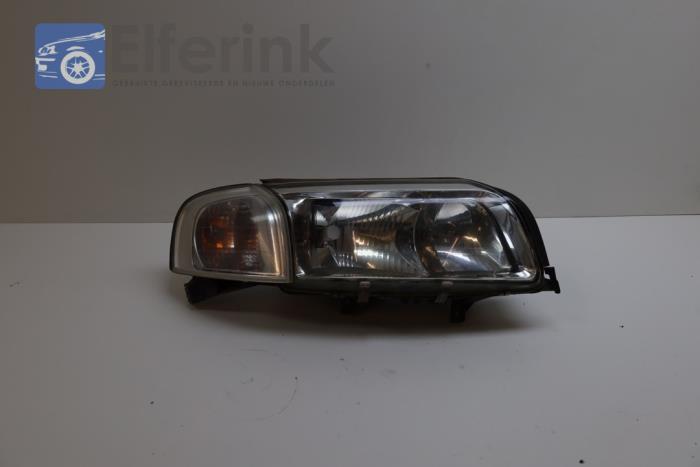Headlight, right from a Volvo S80 (TR/TS) 2.4 SE 20V 170 2004