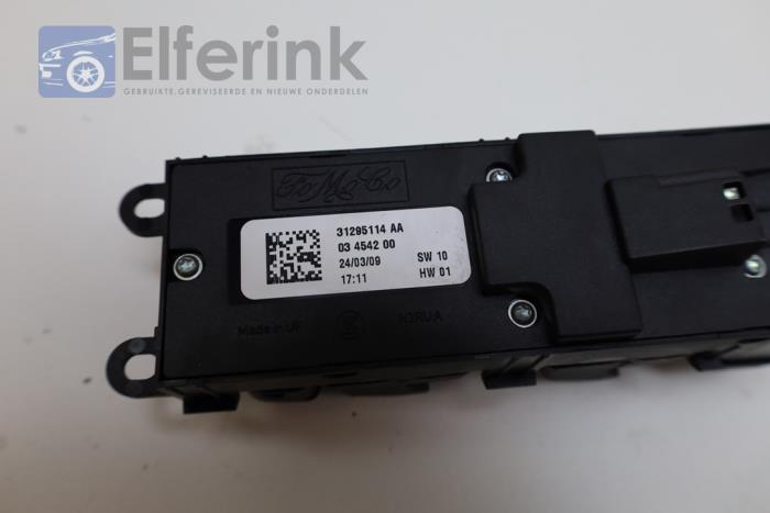 Electric window switch from a Volvo V70 (BW) 2.0 D 16V 2009