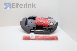 Usagé Crochet de remorquage avant Opel Corsa F (UB/UH/UP) Electric 50kWh Prix € 25,00 Règlement à la marge proposé par Auto Demontage Elferink B.V.