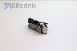Używane Mechanizm blokady drzwi lewych tylnych wersja 4-drzwiowa Lynk &amp; Co 01 1.5 PHEV Cena € 100,00 Procedura marży oferowane przez Auto Demontage Elferink B.V.
