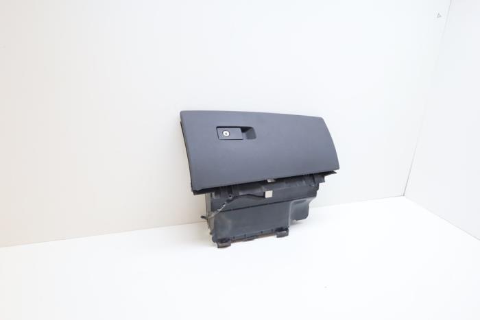 Begagnade Handskfack Volvo V70 (BW) 2.4 D5 20V Pris € 30,00 Marginaltabell erbjuds av Auto Demontage Elferink B.V.