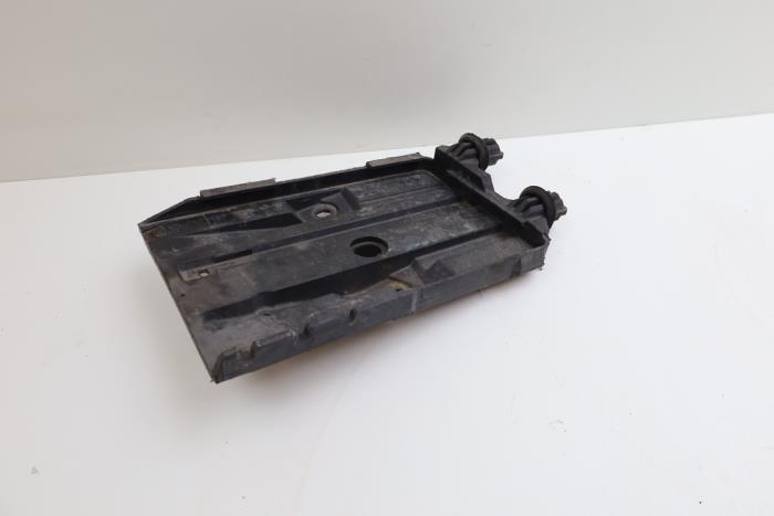 Begagnade Batterilåda Volvo 850 2.5i GLE 10V Pris € 25,00 Marginaltabell erbjuds av Auto Demontage Elferink B.V.