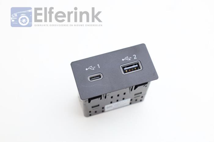Zlacze AUX/USB z Lynk & Co 01 1.5 PHEV 2022