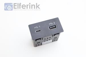 Używane Zlacze AUX/USB Lynk &amp; Co 01 1.5 PHEV Cena € 65,00 Procedura marży oferowane przez Auto Demontage Elferink B.V.