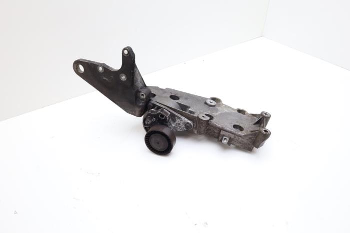 Usagé Support dynamo bas Volvo V70 (SW) 2.4 20V 140 Prix € 50,00 Règlement à la marge proposé par Auto Demontage Elferink B.V.