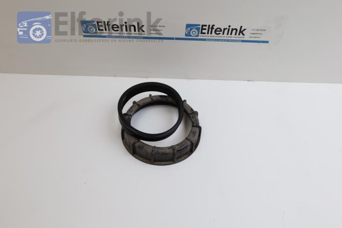 Lock ring in fuel tank from a Volvo V70 (BW) 2.0 D 16V 2008