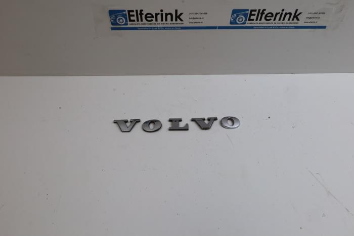 Używane Emblemat Volvo V60 I (FW/GW) 2.4 D6 20V Plug-in Hybrid AWD Cena € 25,00 Procedura marży oferowane przez Auto Demontage Elferink B.V.