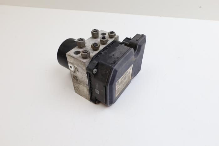 Używane Pompa ABS Saab 9-5 (YS3G) 2.0 TiD 16V Cena € 60,00 Procedura marży oferowane przez Auto Demontage Elferink B.V.