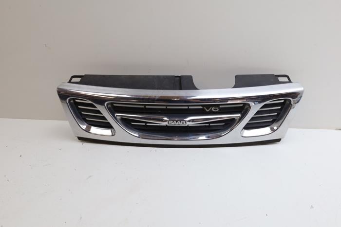 Używane Grill Saab 900 II (YS3D) 2.5 SE V6 24V Cena € 35,00 Procedura marży oferowane przez Auto Demontage Elferink B.V.