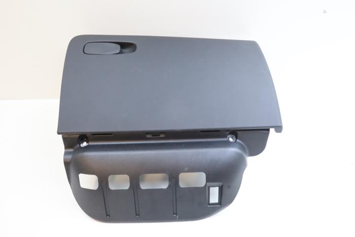 Begagnade Handskfack Volvo XC40 (XZ) Recharge Twin 78 kWh Pris € 50,00 Marginaltabell erbjuds av Auto Demontage Elferink B.V.