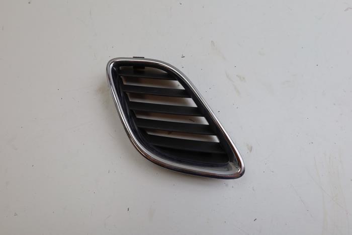 Używane Grill Saab 9-5 Estate (YS3E) 2.3 Turbo 16V Aero TS Cena € 50,00 Procedura marży oferowane przez Auto Demontage Elferink B.V.