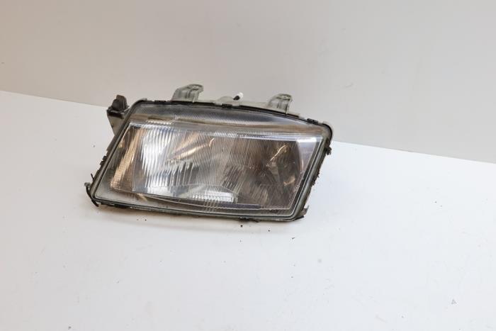Używane Reflektor lewy Saab 9-3 I (YS3D) 2.0 S Turbo 16V Cena € 40,00 Procedura marży oferowane przez Auto Demontage Elferink B.V.