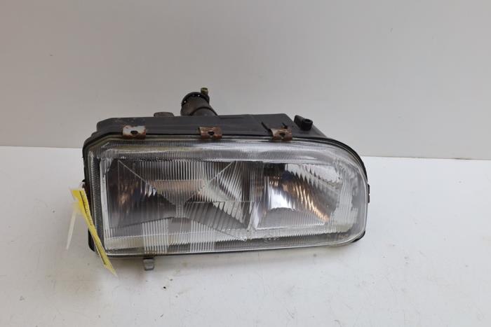 Używane Reflektor prawy Volvo 850 Estate 2.5i 10V Cena € 50,00 Procedura marży oferowane przez Auto Demontage Elferink B.V.