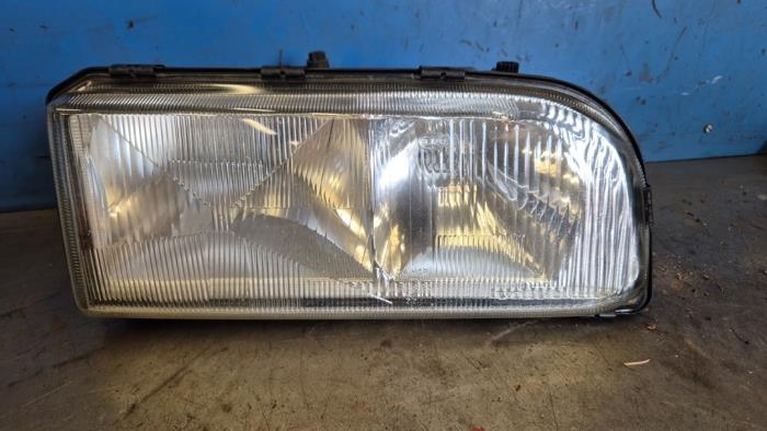 Używane Reflektor prawy Volvo 850 Estate 2.5i 10V Cena € 35,00 Procedura marży oferowane przez Auto Demontage Elferink B.V.