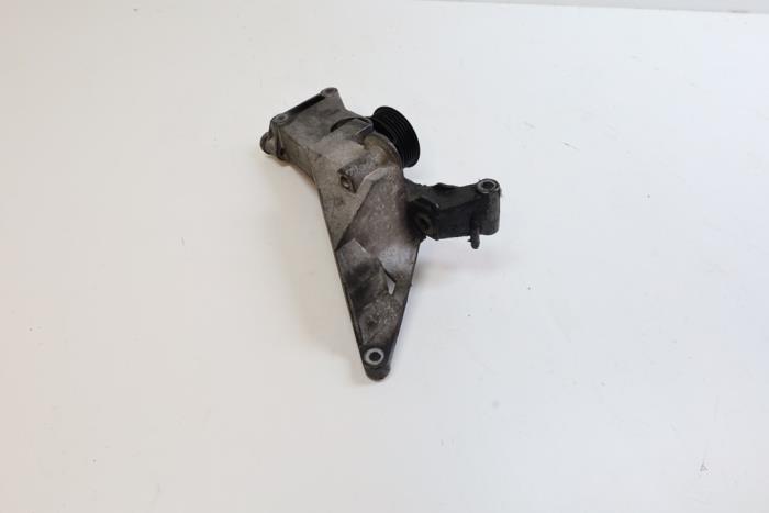 Usagé Support dynamo bas Saab 9-5 Estate (YS3E) 2.3 Turbo 16V Aero TS Prix € 40,00 Règlement à la marge proposé par Auto Demontage Elferink B.V.