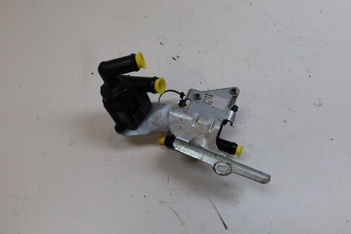 Begagnade Extra vattenpump Lynk &amp; Co 01 1.5 PHEV Pris € 125,00 Marginaltabell erbjuds av Auto Demontage Elferink B.V.