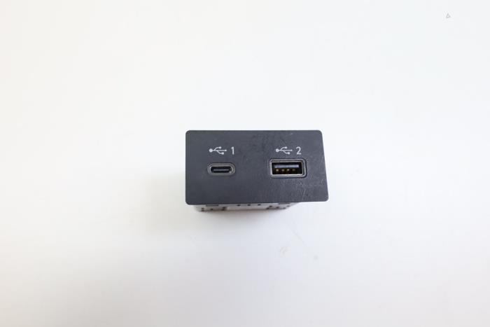 Używane Wtyczka USB Lynk &amp; Co 01 1.5 PHEV Cena € 50,00 Procedura marży oferowane przez Auto Demontage Elferink B.V.