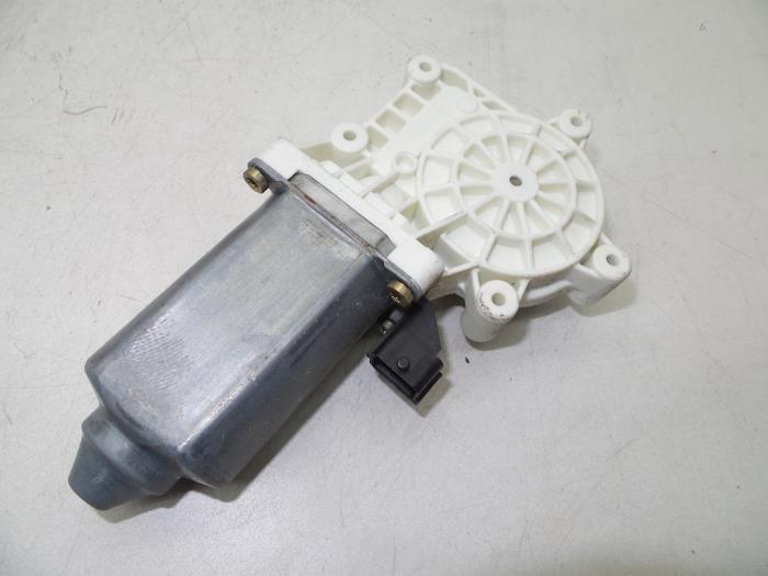 Usados Motor de ventanilla de puerta Saab 9-3 I (YS3D) 2.0t 16V Ecopower Precio € 65,00 Norma de margen ofrecido por Auto Demontage Elferink B.V.