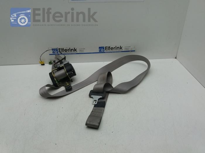 Seatbelt tensioner, right from a Volvo C70 (NC) 2.5 Turbo LPT 20V 2002
