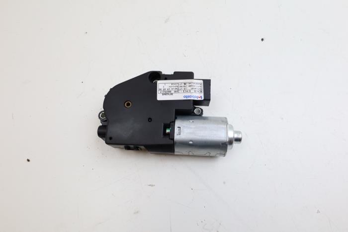 Używane Silnik szyberdachu Volvo V50 (MW) 2.4 20V Cena € 50,00 Procedura marży oferowane przez Auto Demontage Elferink B.V.