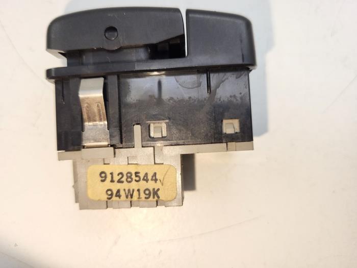 Używane Przelacznik Volvo 850 2.3i T-5 Turbo 20V Cena € 25,00 Procedura marży oferowane przez Auto Demontage Elferink B.V.
