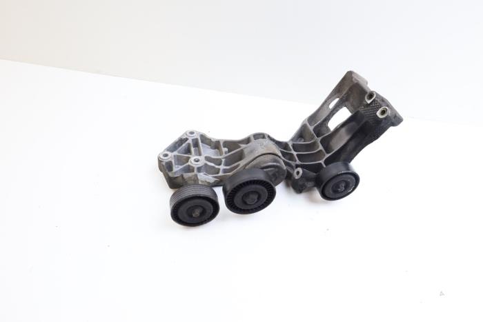 Engine mount from a Mercedes-Benz B (W245) 2.0 B-200 16V Turbo 2007