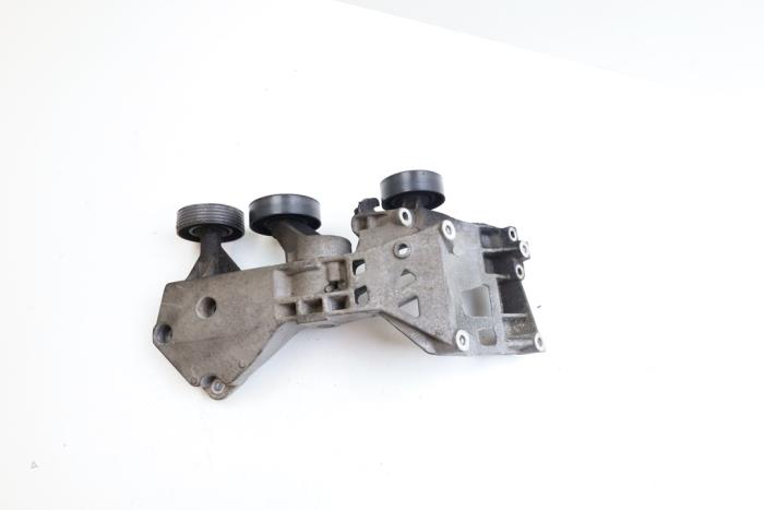 Engine mount from a Mercedes-Benz B (W245) 2.0 B-200 16V Turbo 2007