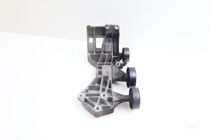 Engine mount from a Mercedes-Benz B (W245) 2.0 B-200 16V Turbo 2007