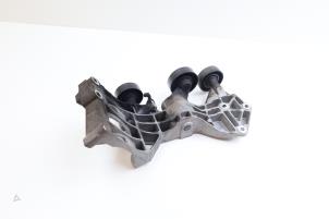 Engine mount from a Mercedes-Benz B (W245) 2.0 B-200 16V Turbo 2007