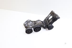 Engine mount from a Mercedes-Benz B (W245) 2.0 B-200 16V Turbo 2007