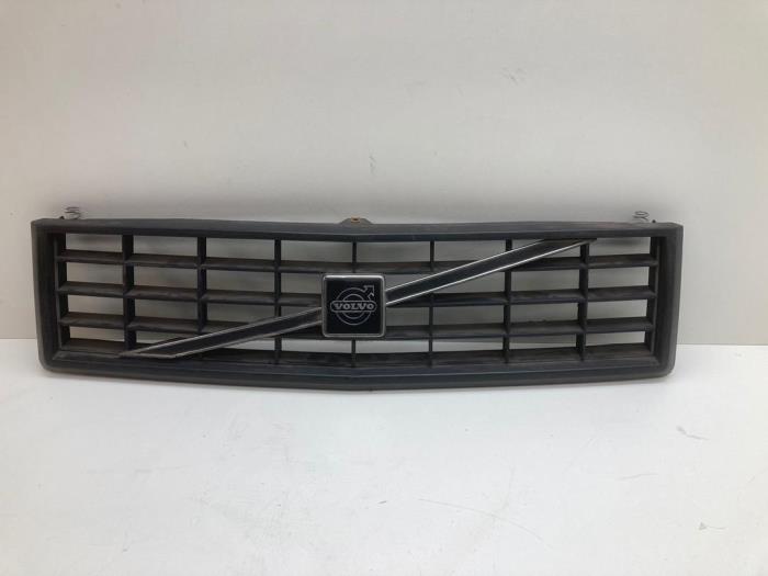 Używane Grill Volvo 3-Serie Cena € 25,00 Procedura marży oferowane przez Auto Demontage Elferink B.V.